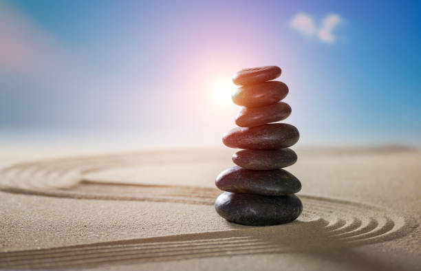 zen-garten mit gestapelten steinen auf sand. - stone stability balance zen like stock-fotos und bilder