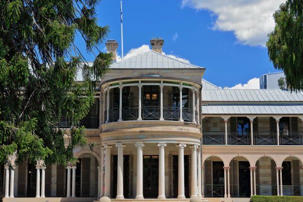 fachada principal hecha de piedra arenisca-antigua casa de gobierno de queensland. brisbane-australia-036 - column gate classical greek roof fotografías e imágenes de stock