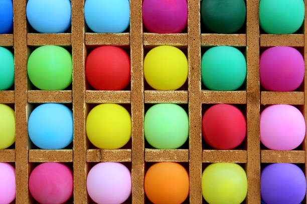 texture de ballons lumineux multicolores dans des cellules en bois. - rubber dart photos et images de collection