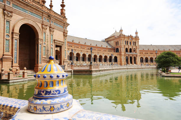 la plaza de españa en sevilla, españa, europa. construido en 1928, ahora ha sido adaptado para su uso como oficinas para agencias gubernamentales. - plaza de espana seville victorian architecture architectural styles fotografías e imágenes de stock