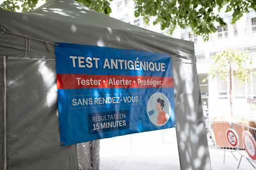 Sign in French outside a tent translated as 'Antigen test, without an appointment, results in 15 minutes'