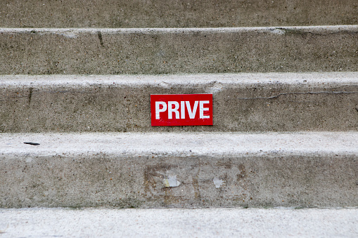 Sign in French translated as 'private'
