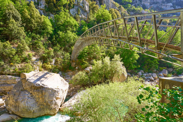 мост "l'estellier" через реку вердон на тропе "blanc martel". - france verdon river scenics bridge стоковые фото и изображения