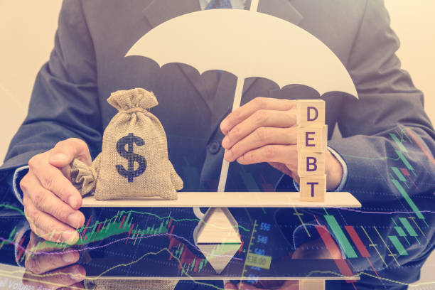 Credit default insurance / debt security concept : Businessman protects US dollar bag on a basic balance scale, depicts a financial agreement that mitigates the risk of loss from default by a borrower concepto de seguro de incumplimiento crediticio / seguridad de la deuda: empresario protege la bolsa de dólares estadounidenses en una escala de saldo básica, representa un acuerdo financiero que mitiga el riesgo de pérdida por incumplimiento por parte