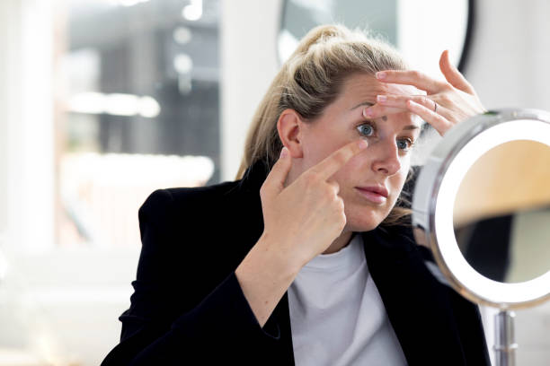 istock Placing Contact Lens Into Eye 1407311291