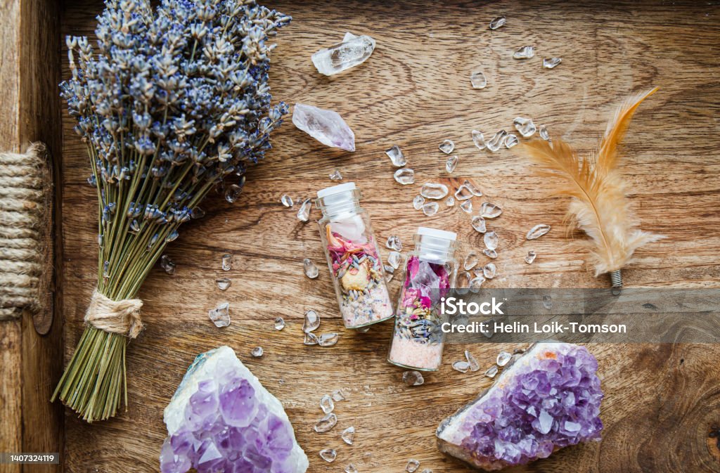 Frascos De Hechizos Caseros Con Buenas Intenciones Para La Protección Del Hogar Y El Equilibrio Interior Relleno De Sal De Roca Del Himalaya Flores De Hierbas Secas Y Astillas De Piedras Semipreciosas Frascos De Hechizos Caseros Con Buenas Intenciones Para La Protección Del Hogar Y El Equilibrio Interior Relleno De Sal De Roca Del Himalaya Flores De Hierbas Secas Y Astillas De Piedras Semipreciosas