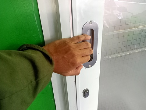 push door handle is being closed by hand
