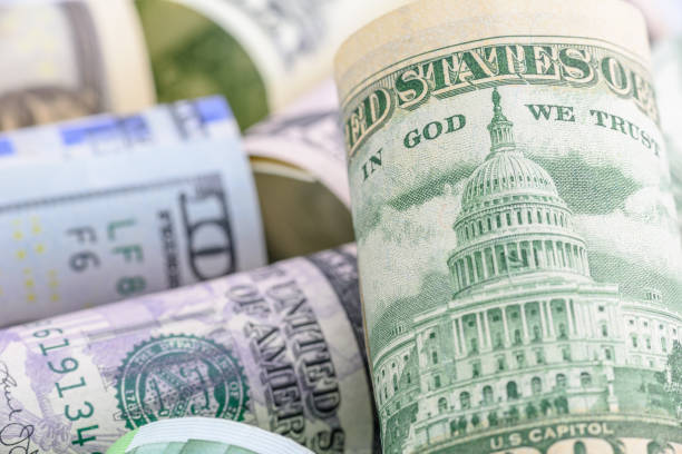 World currency trade / forex or international money exchange concept : Banknotes from world famous countries e.g US USD dollar, Chinese CNY yuan. Close up of the words IN GOD WE TRUST on US one dollar comercio mundial de divisas / forex o concepto de cambio de dinero internacional: billetes de países de fama mundial, por ejemplo, dólar estadounidense usd, yuan chino cny. primer plano de las palabras en dios confiamos en nosotros un dólar