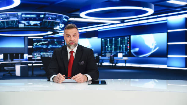 TV Live News Program: Charismatic White Male Presenter Reporting. Television Cable Channel Anchorman or Host Talking about Important Events. Network Broadcast Mock-up. Modern Newsroom Studio programa de noticias en vivo de tv: carismático presentador masculino blanco que informa. presentador o presentador de canales de televisión por cable hablando sobre eventos importantes. maqueta de difusión en red. estudio moderno de la sala de redacci�