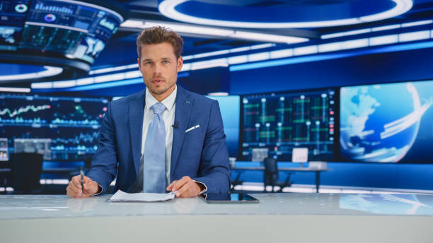 Beginning Evening News TV Program: Anchor Presenter Reporting on Business, Economy, Science, Politics. Television Cable Channel Anchorman Talks. Broadcast Network Newsroom Studio Concept. programa de televisión de noticias de la noche: presentador presentador que informa sobre negocios, economía, ciencia, política. canal de televisión por cable anchorman talks. concepto de estudio de sala de redacción de broadcast network.