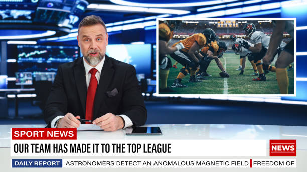 split screen tv news live-bericht: anchorman spricht. reportagemontage: männliche nachrichtensprecher berichten über ein lokales team, das jeden konkurrenten geschlagen hat. fernsehsendung auf kabelkanal-konzept. - football american football professional sport football player stock-fotos und bilder