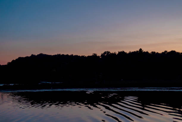 riflessione del tramonto sul lago e sulla foresta - city of sunrise reflection sunrise summer foto e immagini stock