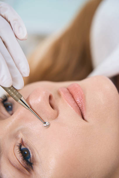 istock Removal of acne in the nose with uno spoon 1407346130