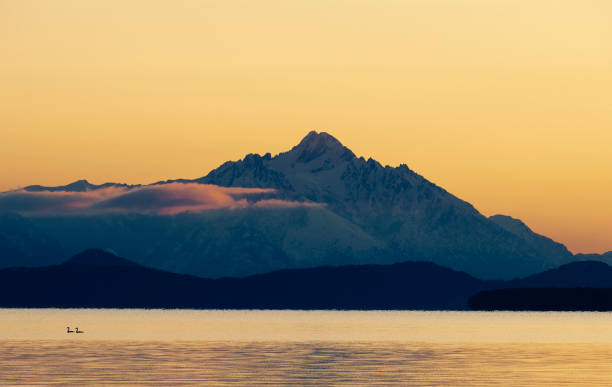 krajobraz wschodu słońca z jeziorami, chmurami, kaczkami i ośnieżonymi górami - bariloche patagonia argentina lake zdjęcia i obrazy z banku zdjęć