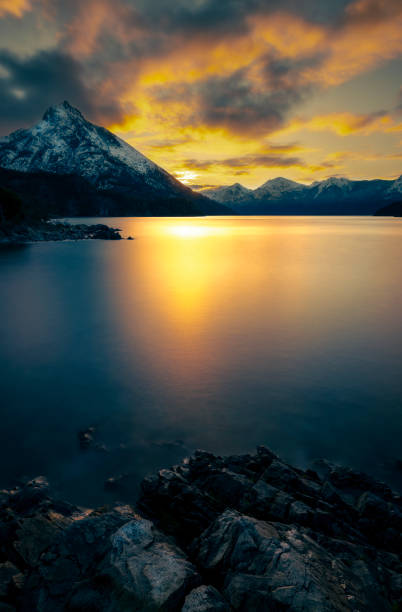 krajobraz wschodu słońca z jeziorem, chmurami i ośnieżonymi górami - bariloche patagonia argentina lake zdjęcia i obrazy z banku zdjęć