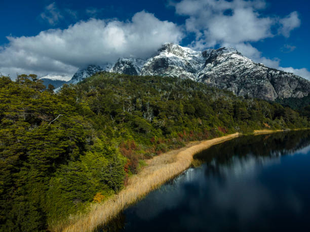 krajobraz z ośnieżonymi górami i jeziorami - bariloche patagonia argentina lake zdjęcia i obrazy z banku zdjęć