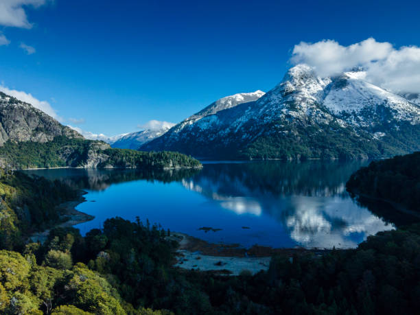 paysage avec montagnes enneigées et lacs - bariloche argentina south america lake photos et images de collection
