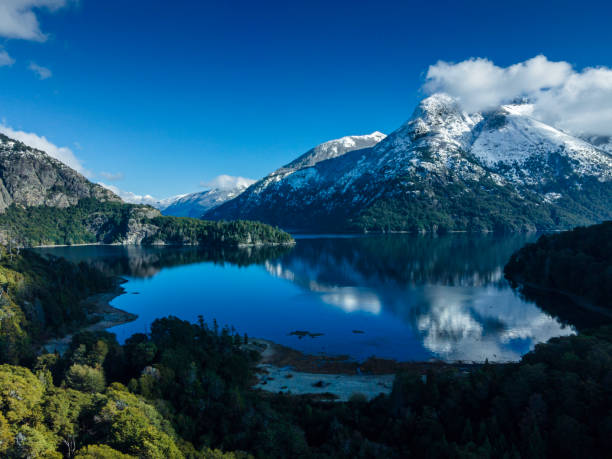 paesaggio con montagne innevate e laghi - bariloche foto e immagini stock