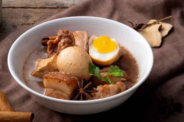 ไข่หมูซอสน้ําตาลหวาน - ไข่ต้ม ภาพสต็อก ภาพถ่ายและรูปภาพปลอดค่าลิขสิทธิ์