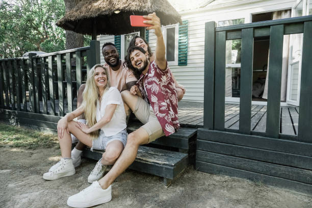 amigos felizes multirraciais tirando selfie ao ar livre - jovens se divertindo nas férias de verão - foco no rosto do homem africano - adventure african ethnicity rural scene day - fotografias e filmes do acervo