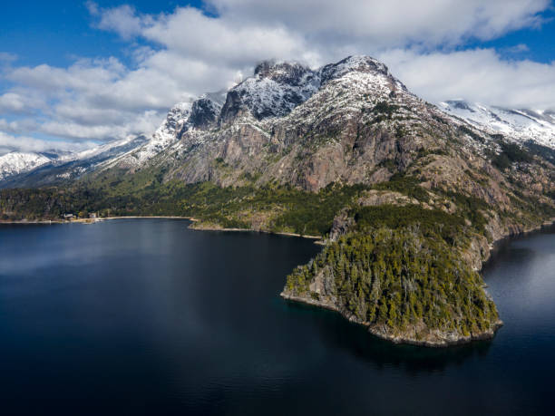 lotniczy krajobraz argentyńskiej patagonii - bariloche patagonia argentina lake zdjęcia i obrazy z banku zdjęć