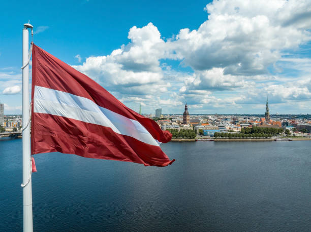 돔 대성당과 배경에 구시 가지가있는 라트비아 국기 - latvia flag 뉴스 사진 이미지