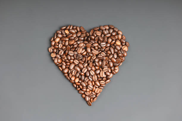 暗い素朴な背景にハートの形をしたコーヒー豆 - menu bean brown caffeine ストックフォトと画像