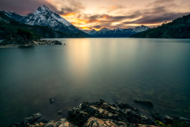 argentyna patagonia krajobraz zachodu słońca - bariloche patagonia argentina lake zdjęcia i obrazy z banku zdjęć