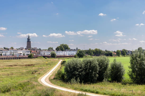 オランダの古いハンザ同盟都市ズートフェンの眺め。 - ヘルデルラント州 ストックフォトと画像