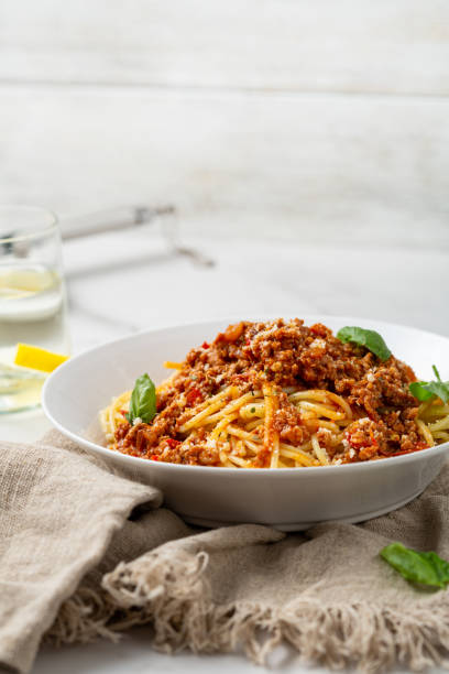 espaguetis de pasta con salsa boloñesa de carne en la mesa ligera espacio de copia de alimentos - salsa de carne fotografías e imágenes de stock