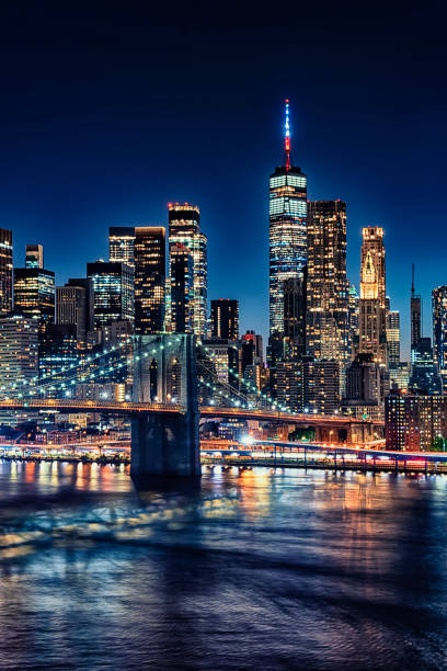 new york city by night, états-unis - architecture travel destinations vertical outdoors photos et images de collection