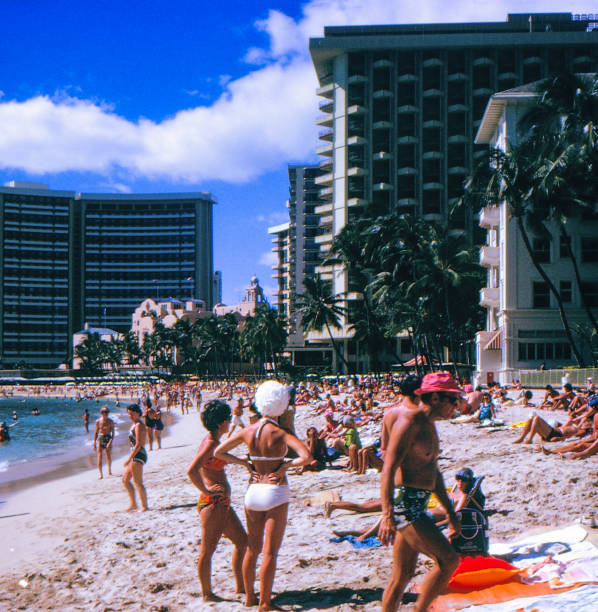 foto do filme retro vintage estilo positivo dos anos 1980 escaneada em honolulu , havaí, eua - old fashioned swimwear couple retro revival - fotografias e filmes do acervo