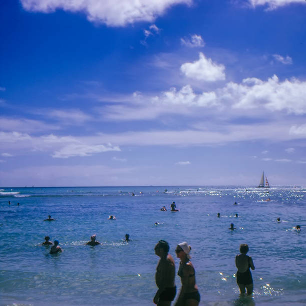 foto do filme retro vintage estilo positivo dos anos 1980 escaneada em honolulu , havaí, eua - old fashioned swimwear couple retro revival - fotografias e filmes do acervo