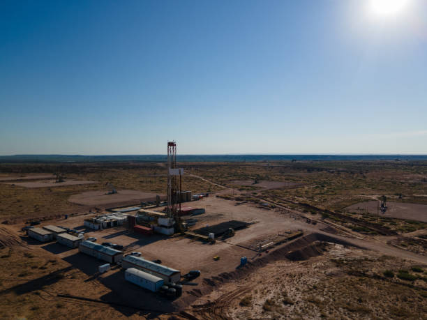 istock Dracking Drilling Rig Creating Gas or Oil Well Silhouetted at Dusk Under a Dramatic Sunset Sky 1407383996