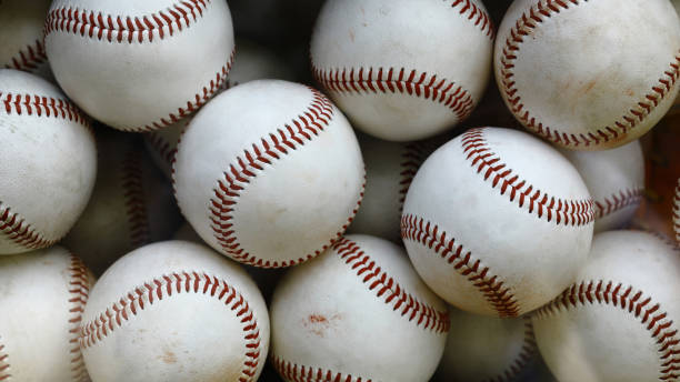 palle da baseball ufficiali ammucchiate - baseball foto e immagini stock