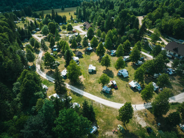 vista aérea del campamento en knoll en el bosque - remote area fotografías e imágenes de stock