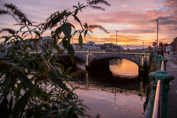 piękny widok na rzekę lee i most świętego patryka o zachodzie słońca - republic of ireland corcaigh night photography zdjęcia i obrazy z banku zdjęć