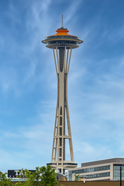 青い空とシアトルワシントンのスペースニードル。 - space needle ストックフォトと画像