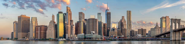 sunrise with the brooklyn bridge and downtown manhattan skyline as seen from the dumbo area of brooklyn new york city usa - manhattan new york city skyline east river imagens e fotografias de stock