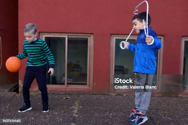 Niños Haciendo Actividad Fisica En El Patio Stock Photo - Download Image Now - 6-7 Years, 8-9 Years, Active Lifestyle