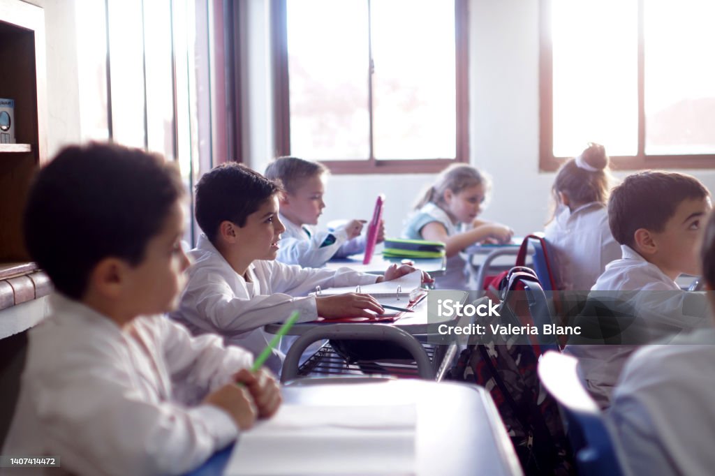 niños en clase children learning in class Boys Stock Photo