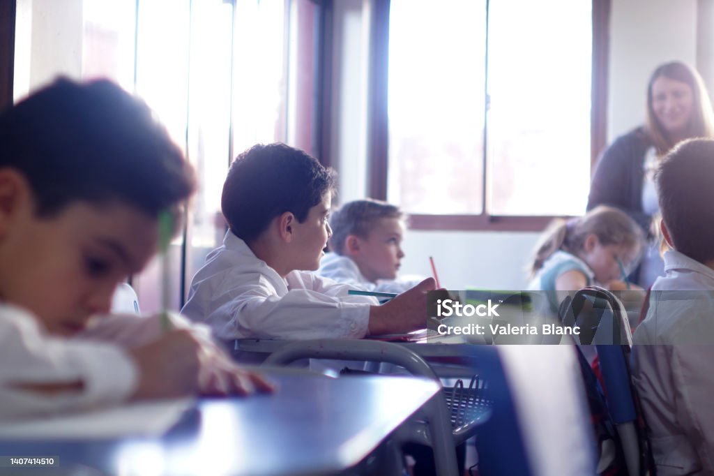 niños en clase children participating in school 30-34 Years Stock Photo