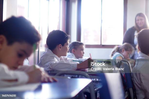 Niños En Clase Stock Photo - Download Image Now - 30-34 Years, 6-7 Years, 8-9 Years