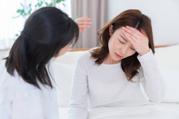 アジアの母と娘、ベッド、疲労 - 人間関係 疲れる 日本人 ストックフォトと画像