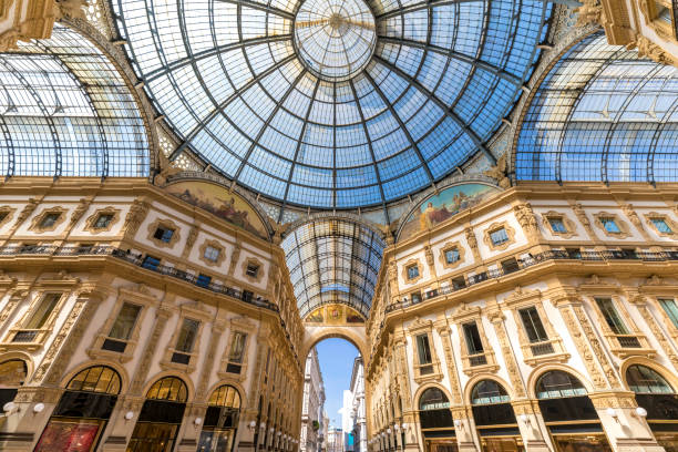 galería vittorio emanuele ii en milán, italia - shopping milan italy retail shopping mall fotografías e imágenes de stock