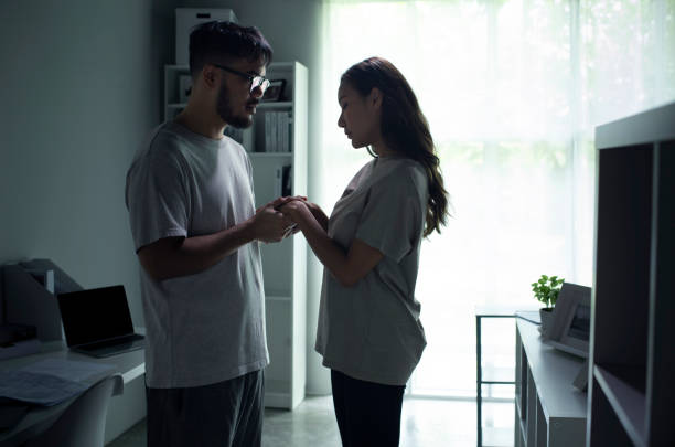 jovem casal asiático de mãos dadas e fazendo as coisas depois de uma briga. - reconciliation - fotografias e filmes do acervo