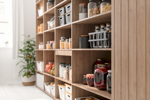 Vista de cerca de artículos de despensa organizados con variedad de alimentos básicos no perecederos y alimentos conservados en frascos en el estante de la cocina photo