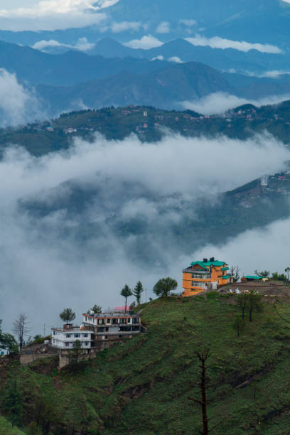 vue aérienne du paysage urbain de shimla - himachal photos et images de collection