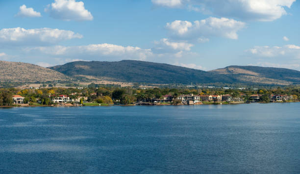 istock houses along dam hartbeespoort 1407449831