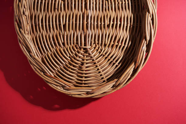 vista dall'alto del cestino di rattan su sfondo rosso - wicker textured bamboo brown foto e immagini stock